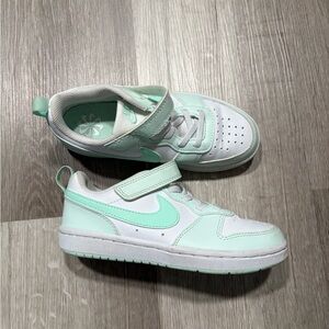 Nike Kids Sneakers in Mint and White